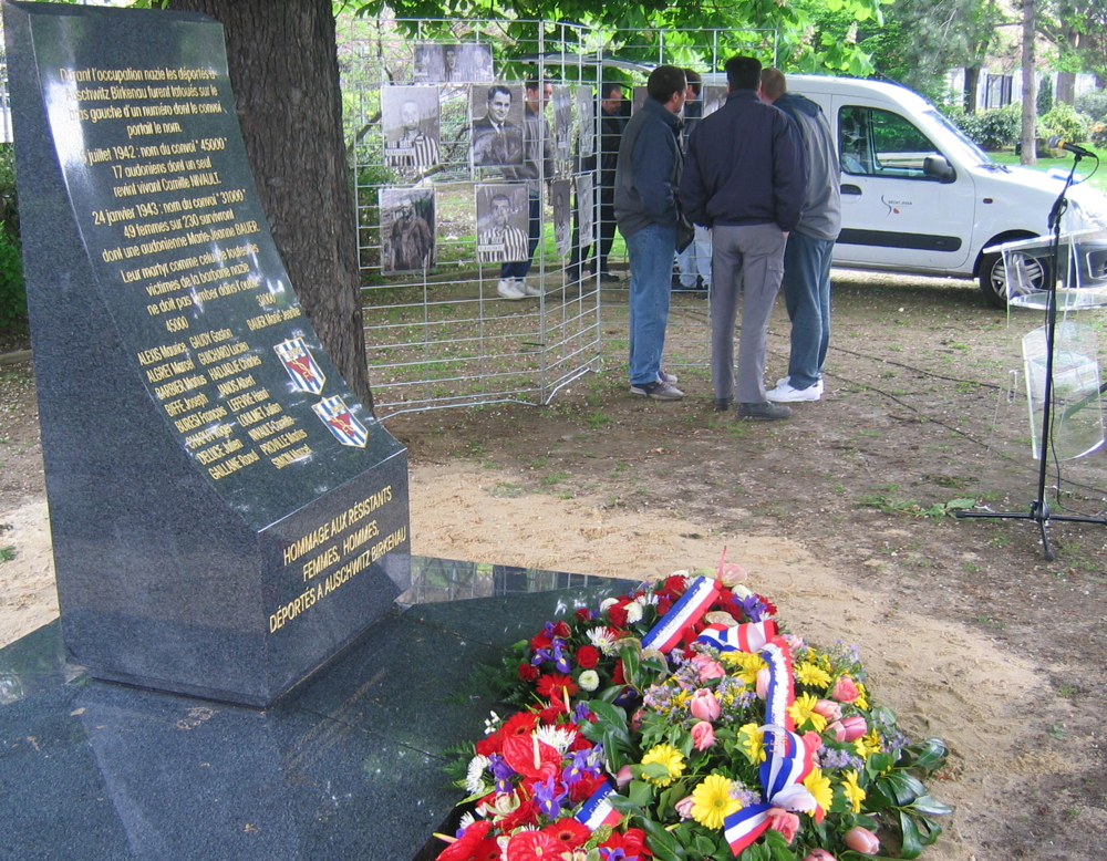 Le monument dédié aux dix-sept “45000” de Saint-Ouen et à Marie-Jeanne Bauer, “31000”, inauguré le 24 avril 2005 dans le square des 45000 et des 31000.