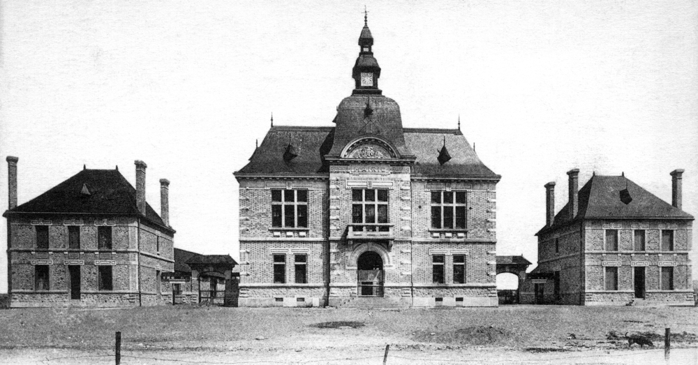 Saint-Pierre-des-Corps. La mairie et les écoles peu après leur construction. Carte postale des années 1900, collection Mémoire Vive.