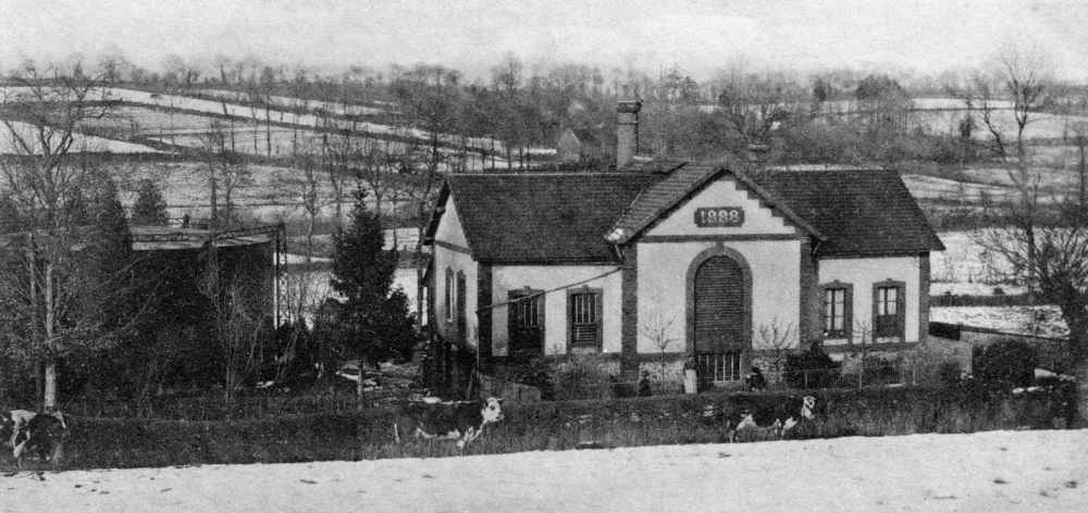 Tinchebray. L’usine à gaz sous la neige dans les années 1900. Carte postale, collection Mémoire Vive.