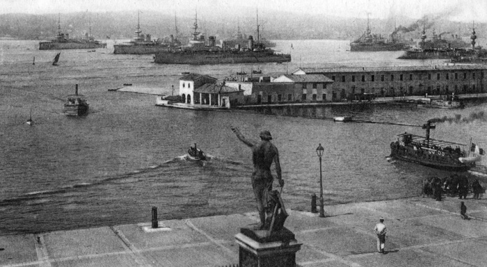 Toulon, carré du port, le Génie maritime et la darse. Carte postale oblitérée en octobre 1919. Collection Mémoire Vive.
