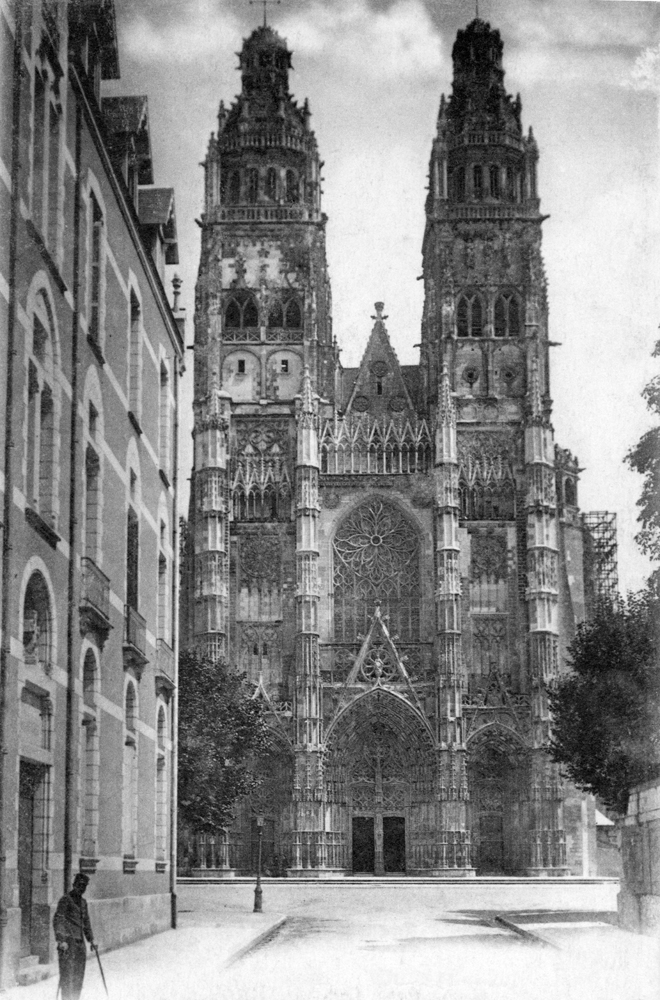 La maison de santé et la cathédrale Saint-Gatien. Carte postale éditée avant 1925. Coll. Mémoire Vive.
