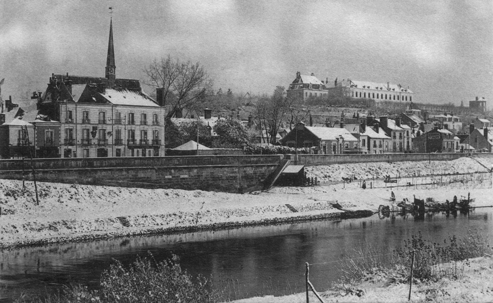 Tours. À l’arrière-plan à droite, l’École normale d’institutrices, vue depuis le pont de Saint-Symphorien. Carte postale “voyagée” en 1903, collection Mémoire Vive.
