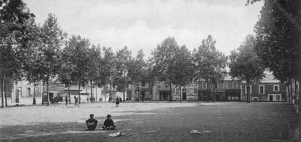 Tours. La place Velpeau dans les années 1900. Au fond à droite, le café Collet (plus tard celui du couple Breton ?). Carte postale, collection Mémoire Vive.