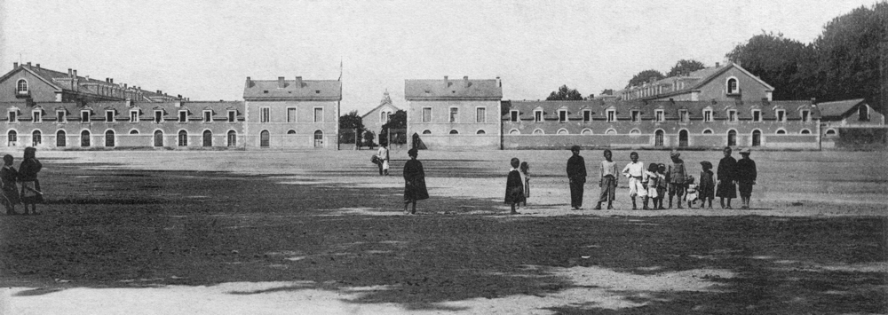 Tours. L’entrée du quartier Lassalle, au fond du Champ de Mars, dans les années 1900. Carte postale, collection Mémoire Vive.