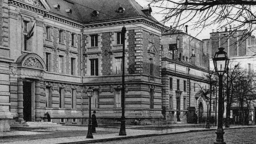 Versailles, la Palais de Justice et la Maison d’arrêt.  Carte postale oblitérée en 1910. Collection Mémoire Vive.