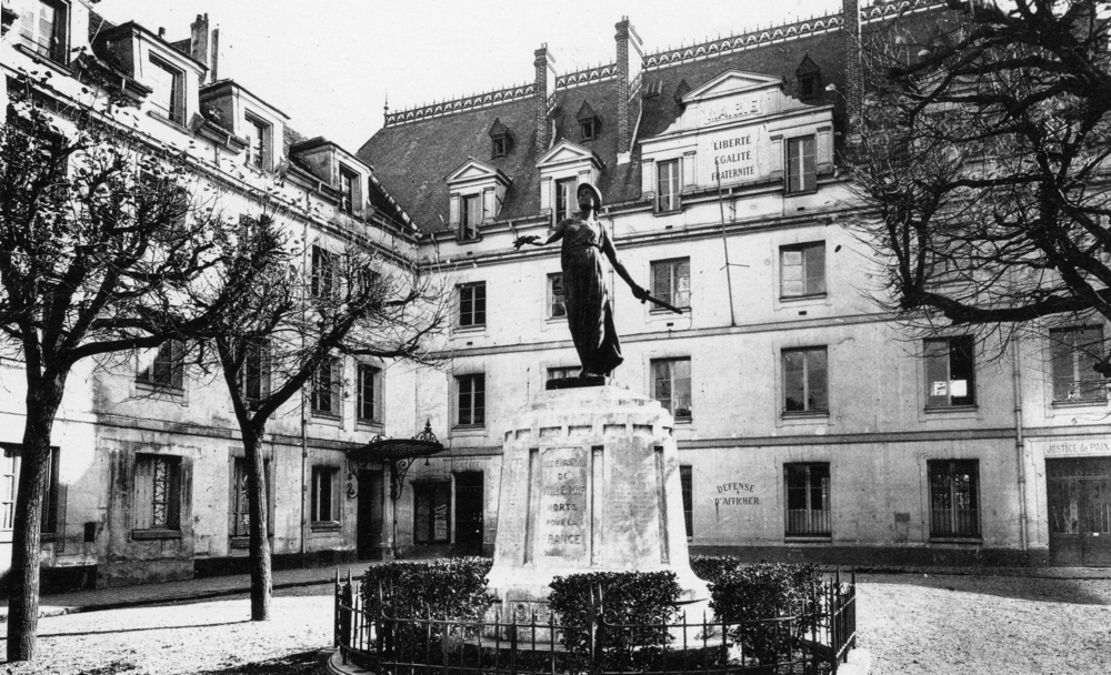Villejuif. Le monument aux morts et la mairie. Carte postale des années 1950. Collection Mémoire Vive.