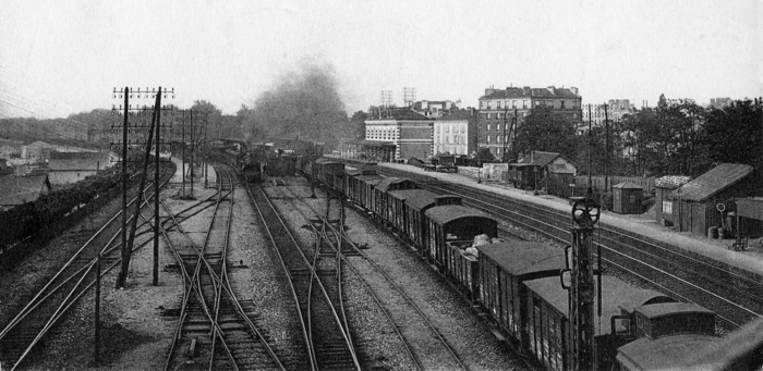 Villeneuve-Saint-Georges. La gare, en bordure de Seine, à gauche. Carte postale oblitérée en octobre 1945, mais certainement éditée avant guerre. Coll. Mémoire Vive.