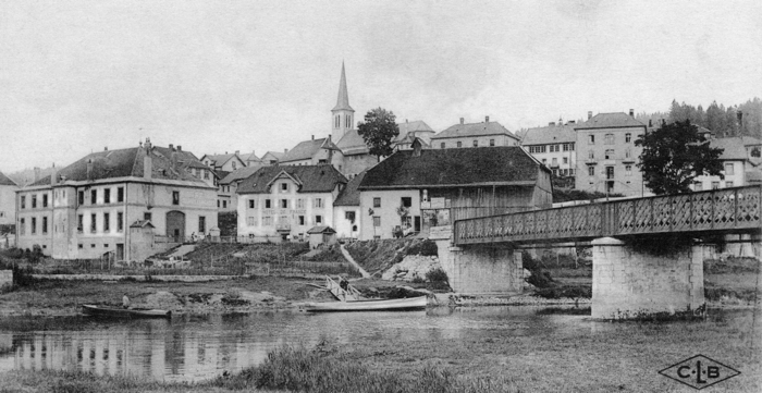 Villers-le-Lac dans les années 1900. Le pont sur le Doubs (1894). Carte postale. Collection Mémoire Vive.