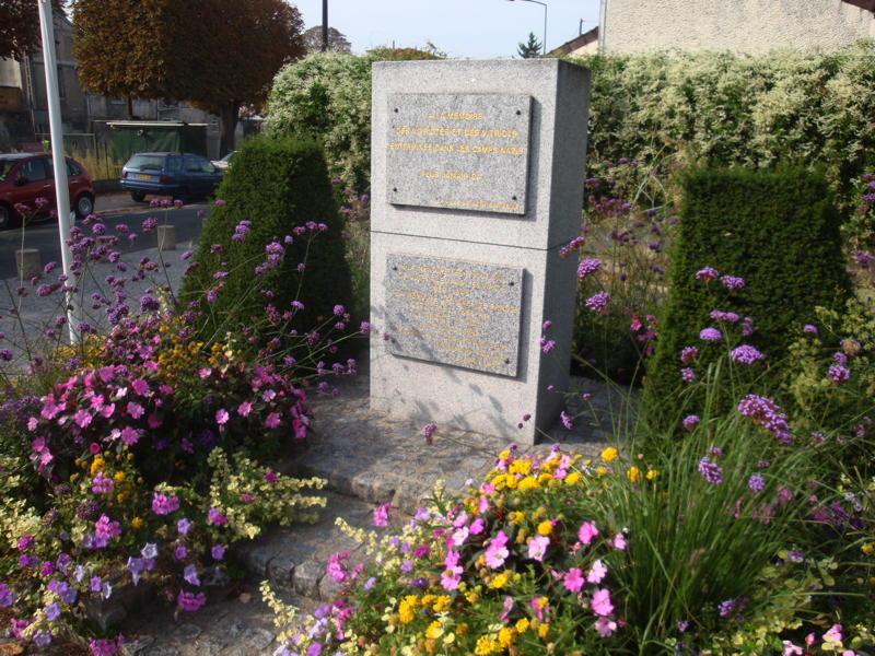 Une plaque dédiée aux “45000” vitriots a été apposée au dos du monument. Elle est parfois masquée par la végétation.