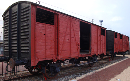 Les deux wagons à bestiaux du Mémorial de Margny-les-Compiègne, installés sur une voie de la gare de marchandise d’où sont partis les convois de déportation. © Cliché M.V.