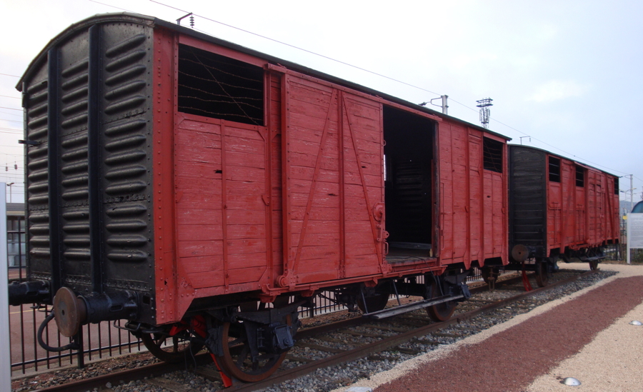 Les deux wagons à bestiaux du Mémorial de Margny-les-Compiègne, installés sur une voie de la gare de marchandise d’où sont partis les convois de déportation. Cliché Mémoire Vive 2011.
