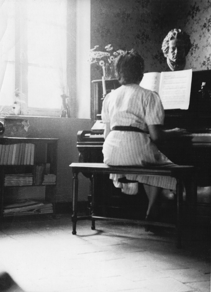 Zab au piano. © Collection Michel Le Port.