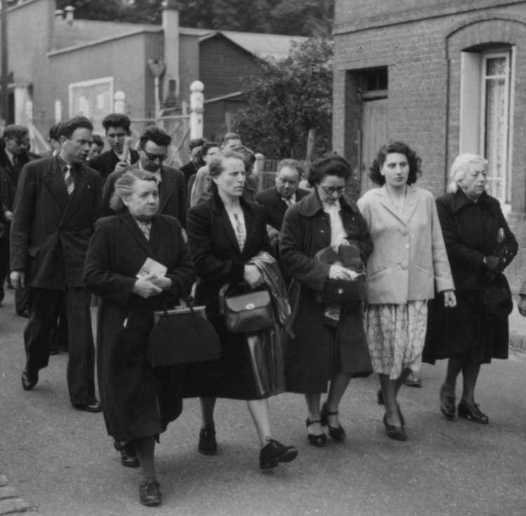 Cérémonie d’hommage aux résistantes de Petit-Quevilly. Au premier rang, au centre, Germaine Pican et Yvette Ducastel sont aux côtés de Lucie Guérin, penchée. Au deuxième rang, à gauche, Lucien Ducastel. © Collection Yvette Ducastel.